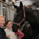 Pferd und Mensch sind sehr zufrieden und glücklich nach der osteopathischen und energetischen Behandlung